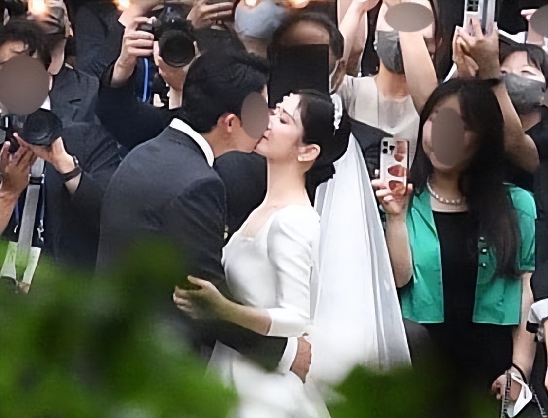 张娜拉婚礼现场和孙艺珍差不多：婚纱照首次曝光，新娘子现场跳舞