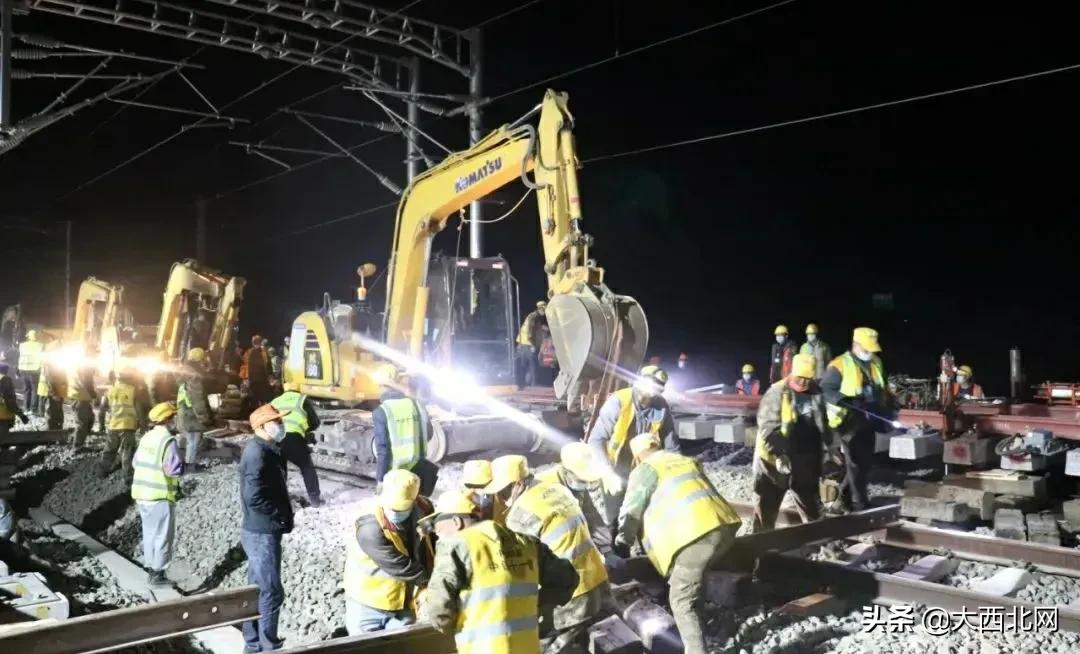 新建中兰铁路树屏站42号道岔插铺施工顺利完成