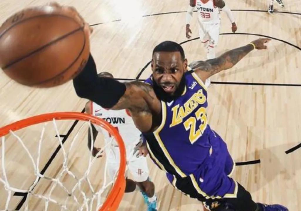 nba哪些球员能左右开攻(攻防一体多难？NBA现役只有3人真正做到，其余只是单一突出能力者)