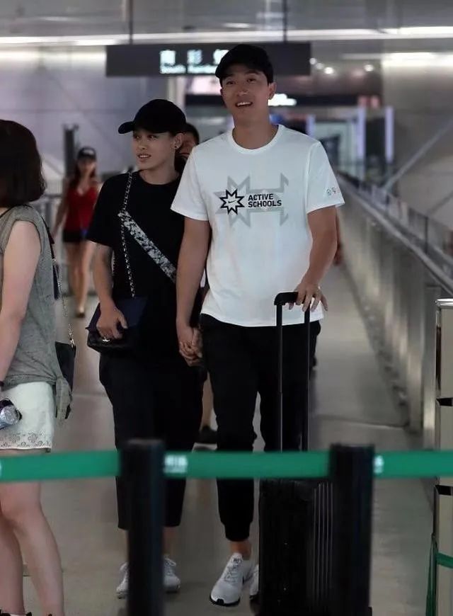 刘翔老婆真不简单，烂大街也穿出超模感，结婚6年仍牵手羡煞旁人