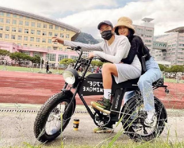 曹格老婆晒母子合照，13岁Joe骑机车载妈妈出行，母子同框像恋人