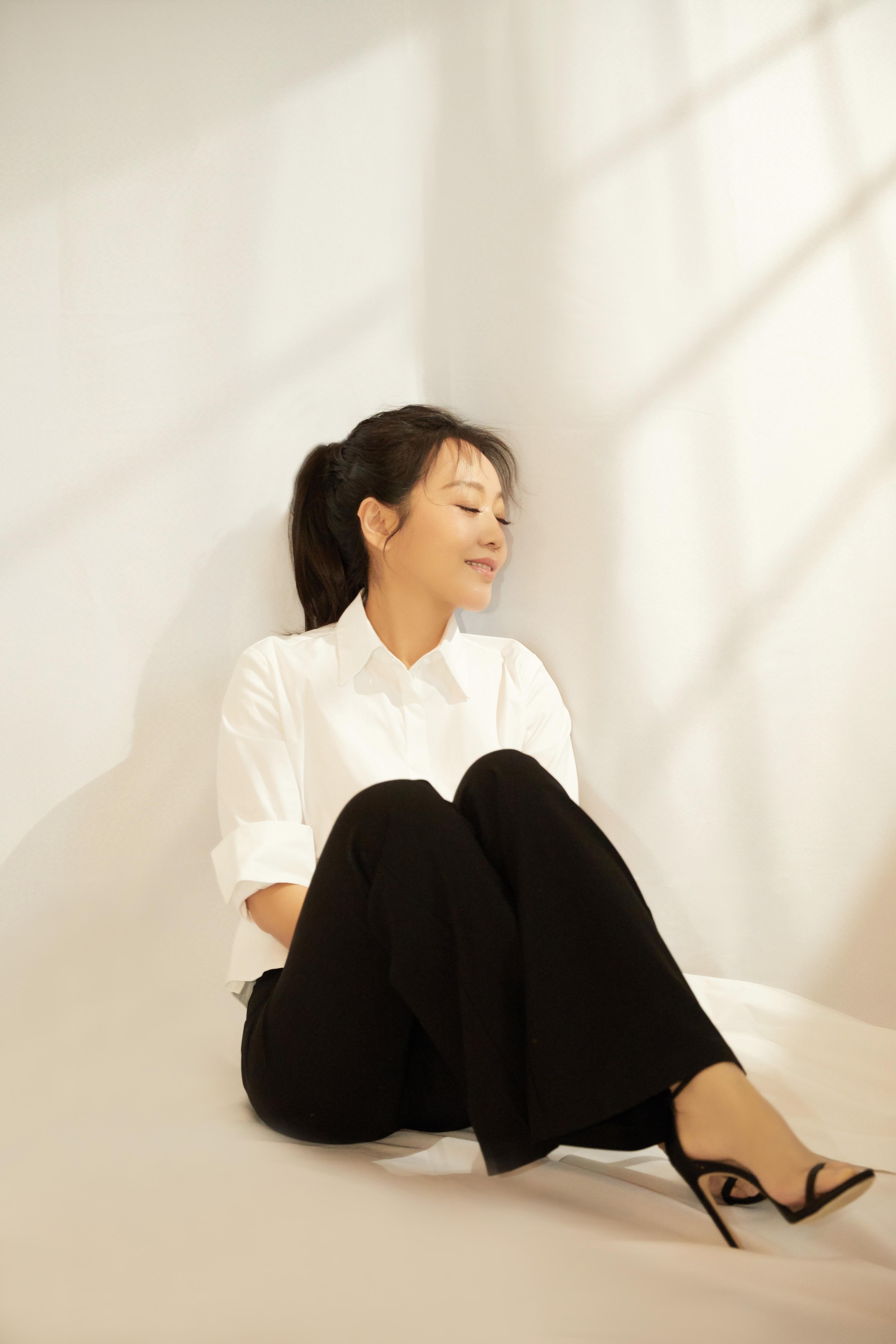 离婚18年了，闫妮和前夫邹伟的人生状况，有何不同？