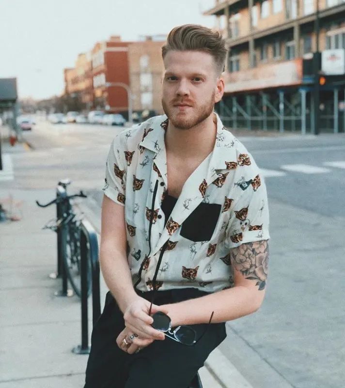 scott hoying 是一位美国歌手,音乐家和作曲家,他因为参与无伴奏合唱