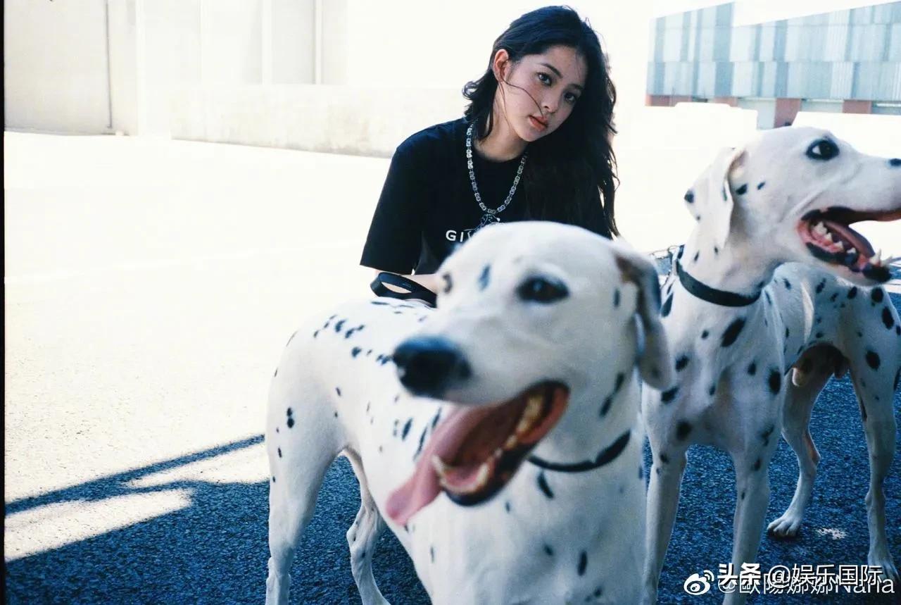 欧阳娜娜晒新照 走酷girl风格眼神犀利