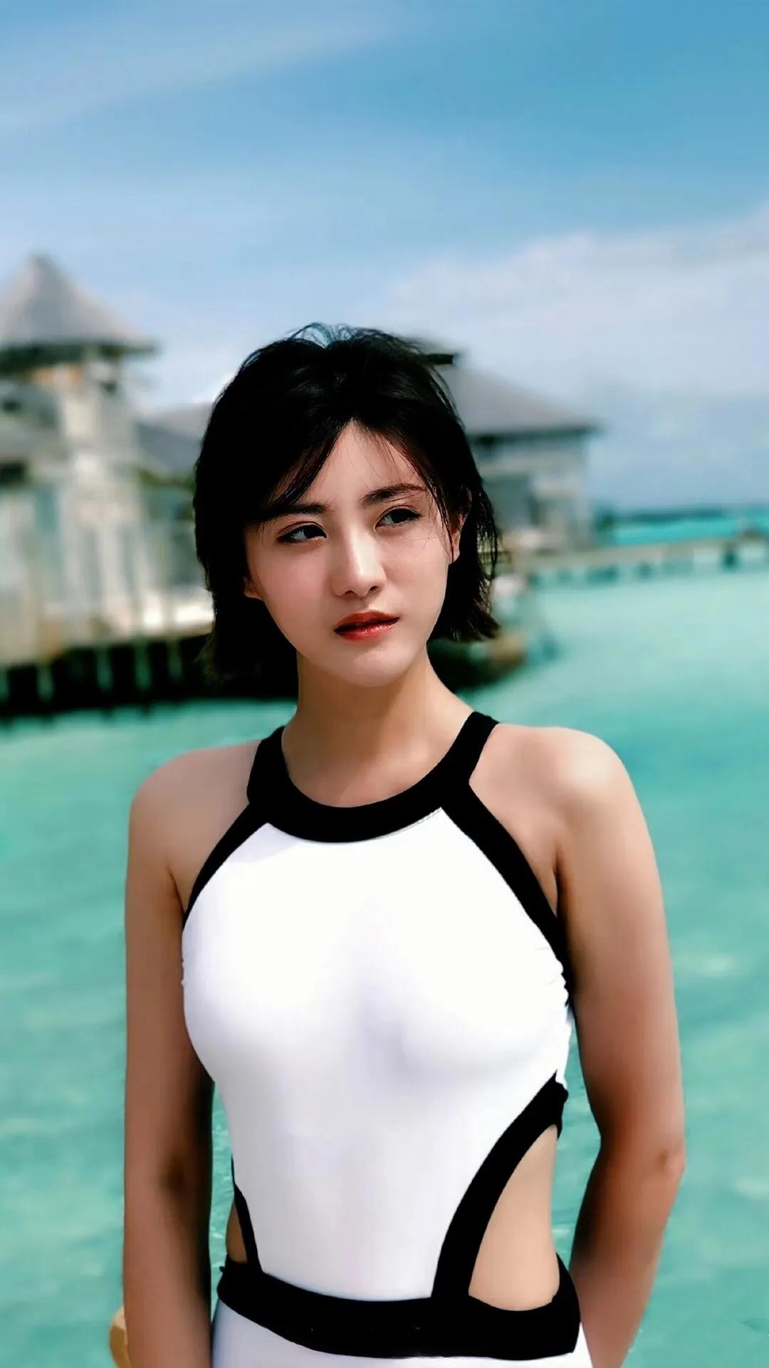 牟星:火辣泳装,性感迷人