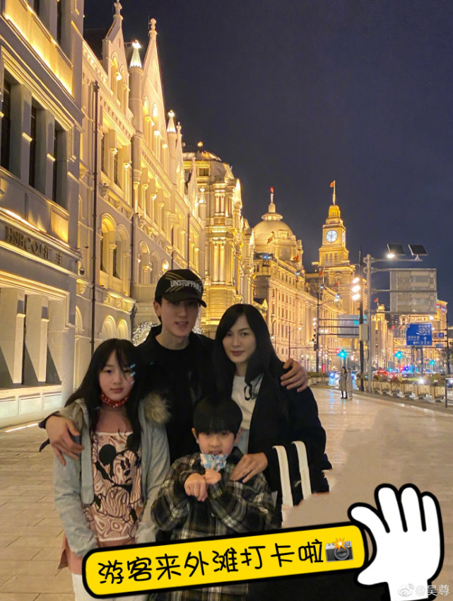 吴尊与家人现身机场，脚受伤走路一瘸一拐依旧推着儿子，太宠溺