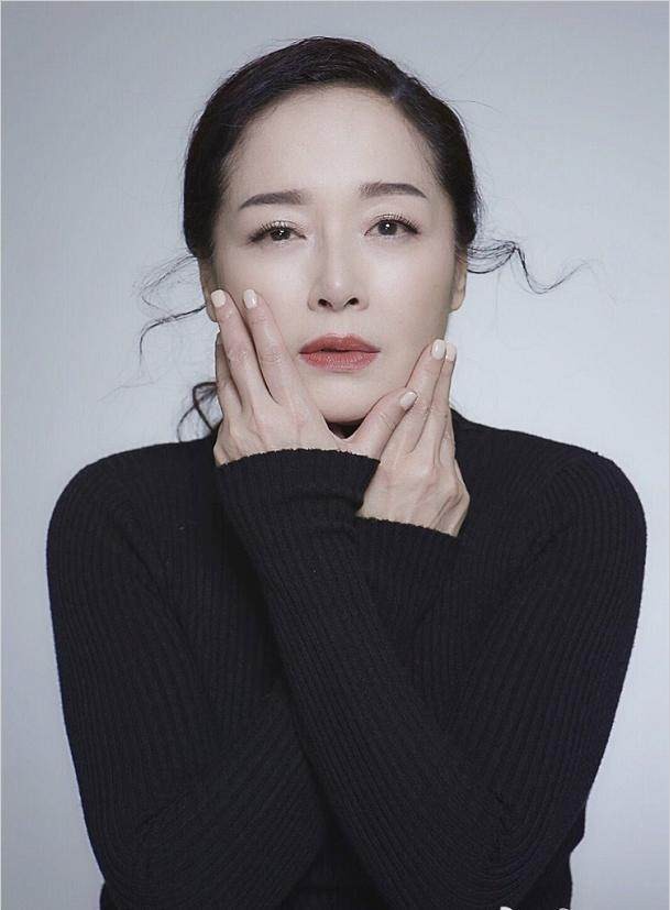 恬妞：有两段刻骨铭心的爱，今64岁仍然单身，35岁女儿成她烦恼