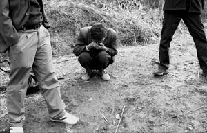 05年春节前，湖南农民工背老乡尸体还乡，遭其家属埋怨：见死不救