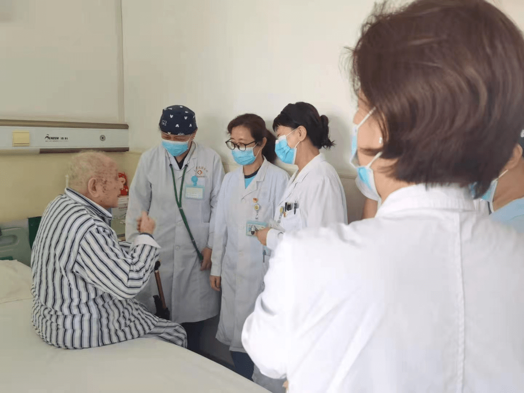 整天浑身酸痛、乏力，感觉没睡醒一样，是咋回事？听听医生的分析