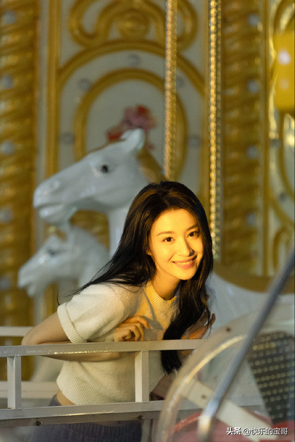 王楚然美图，自然流露的神情，灵动又漂亮，笑起来超甜