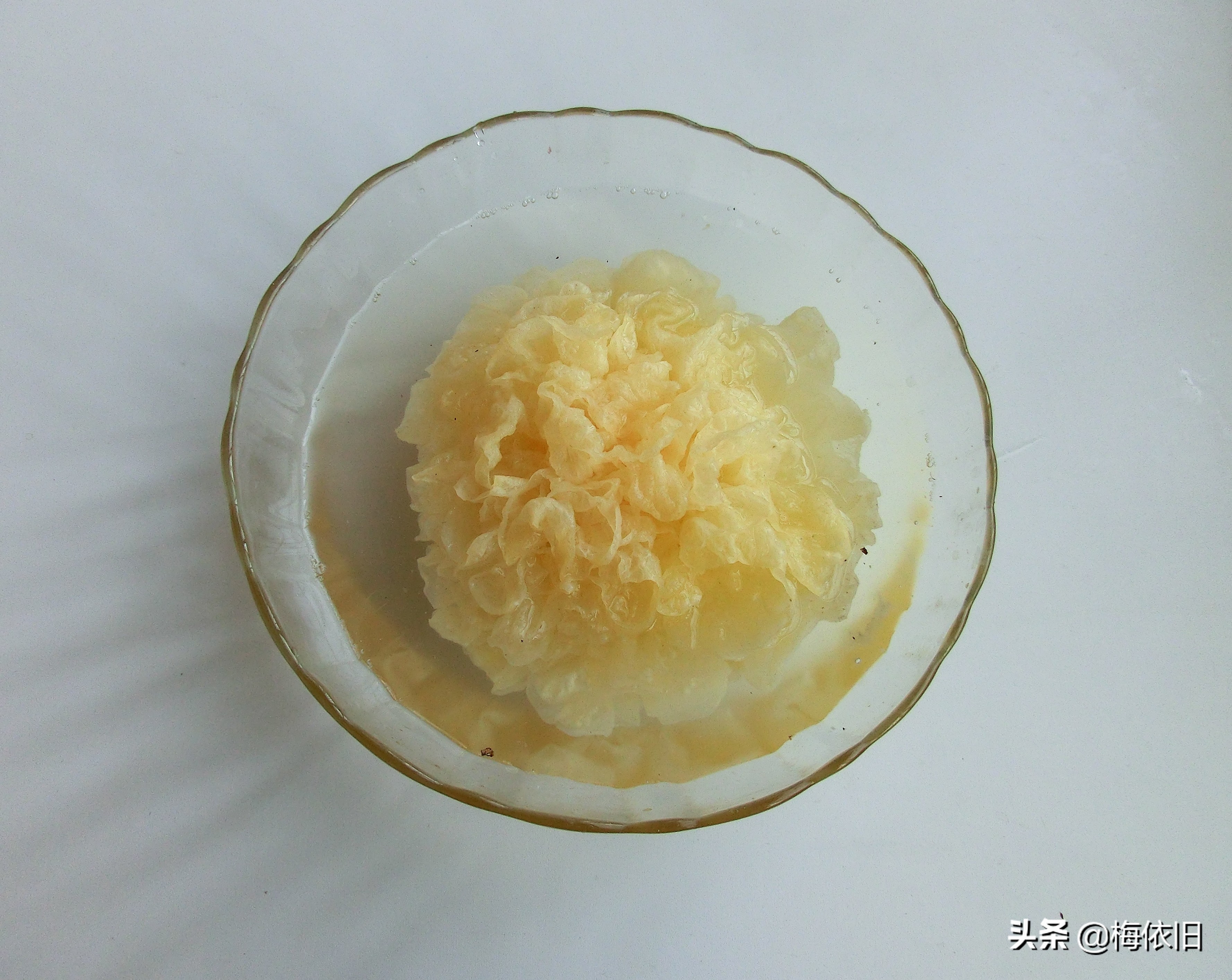 新鲜银耳和干银耳有啥区别？这样的银耳出胶快，选错了，不好吃