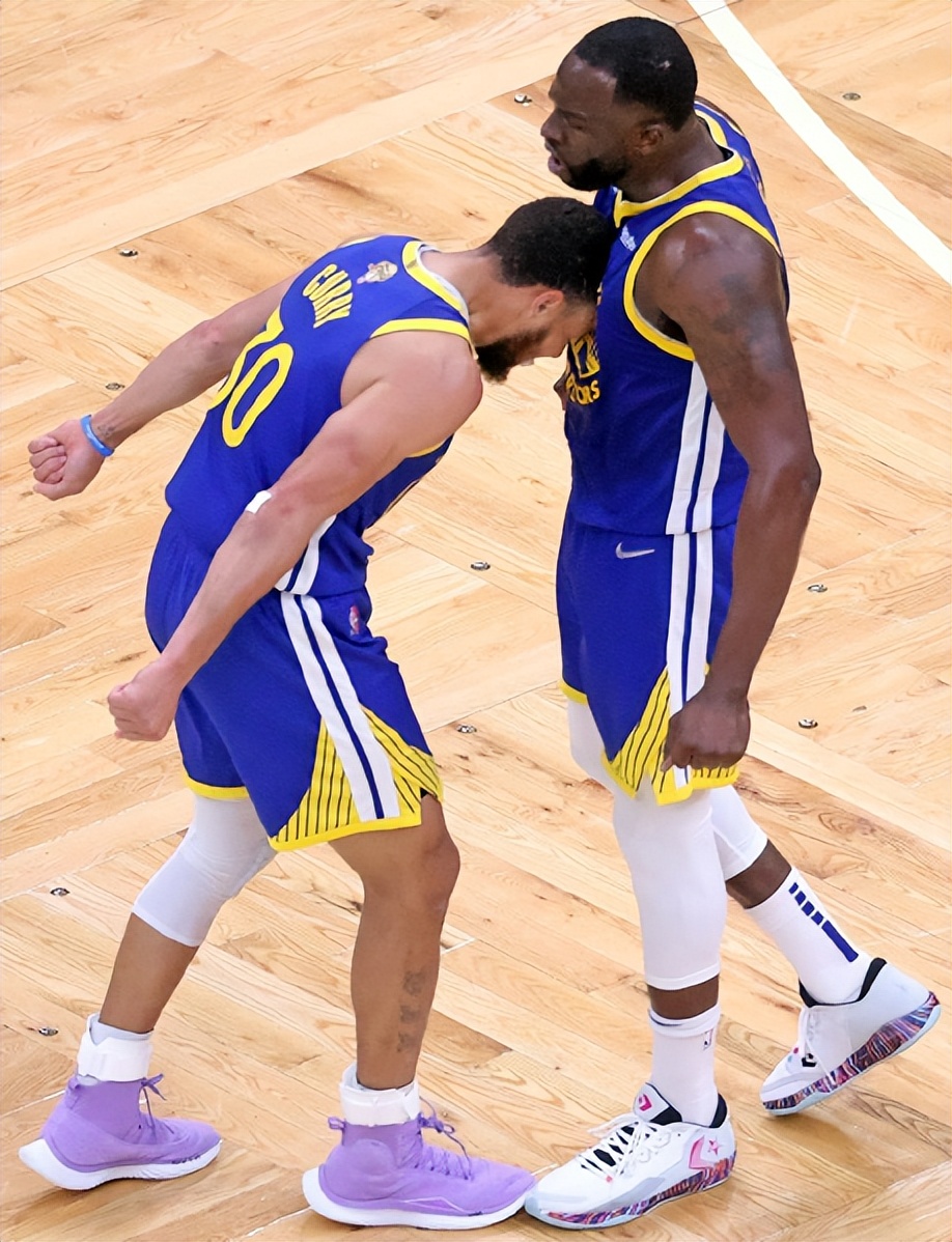 nba为什么穿粉色篮球鞋(5胜0负！库里粉色战靴太神奇，赞助商赚翻，加冕FMVP实至名归)