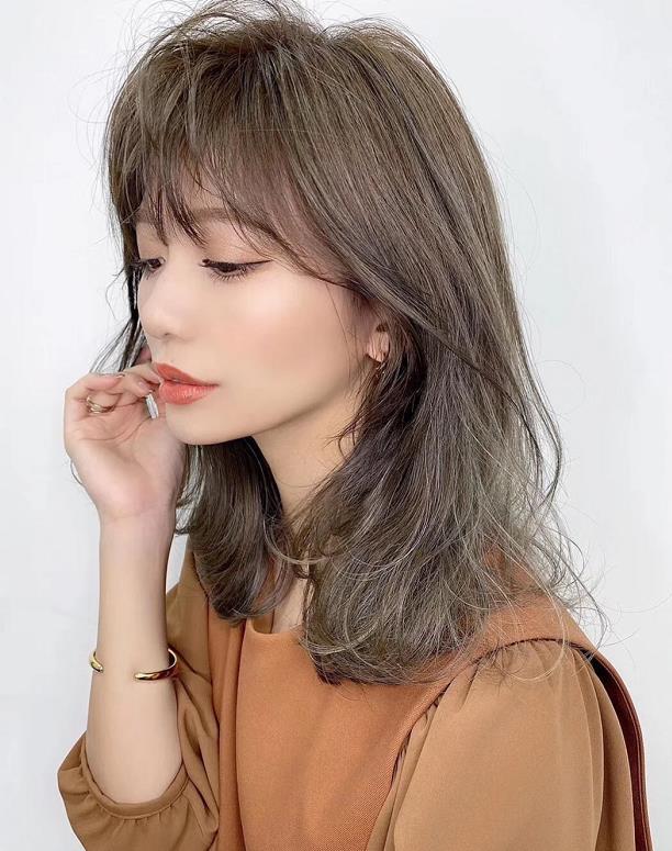 奔五的女人适合什么发型?推荐3款减龄洋气的烫发,快换上