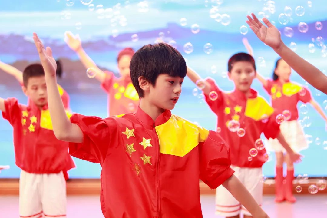 华阳实小举行“童星耀五月·艺术绽花开”群舞比赛（三四年级）