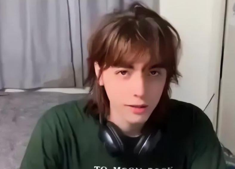 清华大学混血学霸走红，长相帅气又有才华，女同学看后很是心动