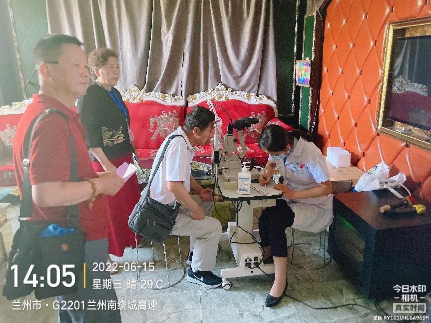 甘肃爱尔眼视光医院为知青进行眼健康义诊