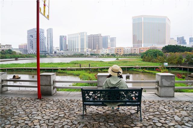 澳门有个免费的旅游景点，五栋建筑很有异国风情，游客最爱来拍照