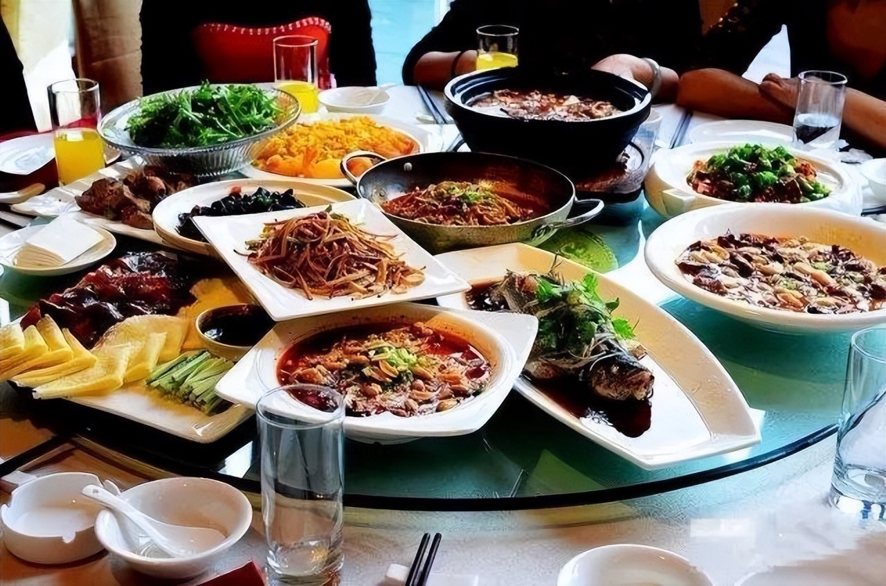 请客吃饭时建议牢记这4句开场白让全桌人对你刮目相看