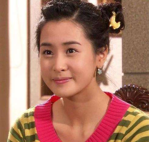 当时，韩国电视剧里的女性都长得很高，宋慧乔蔡琳也很有光泽，大长现在更是全员都是美女。