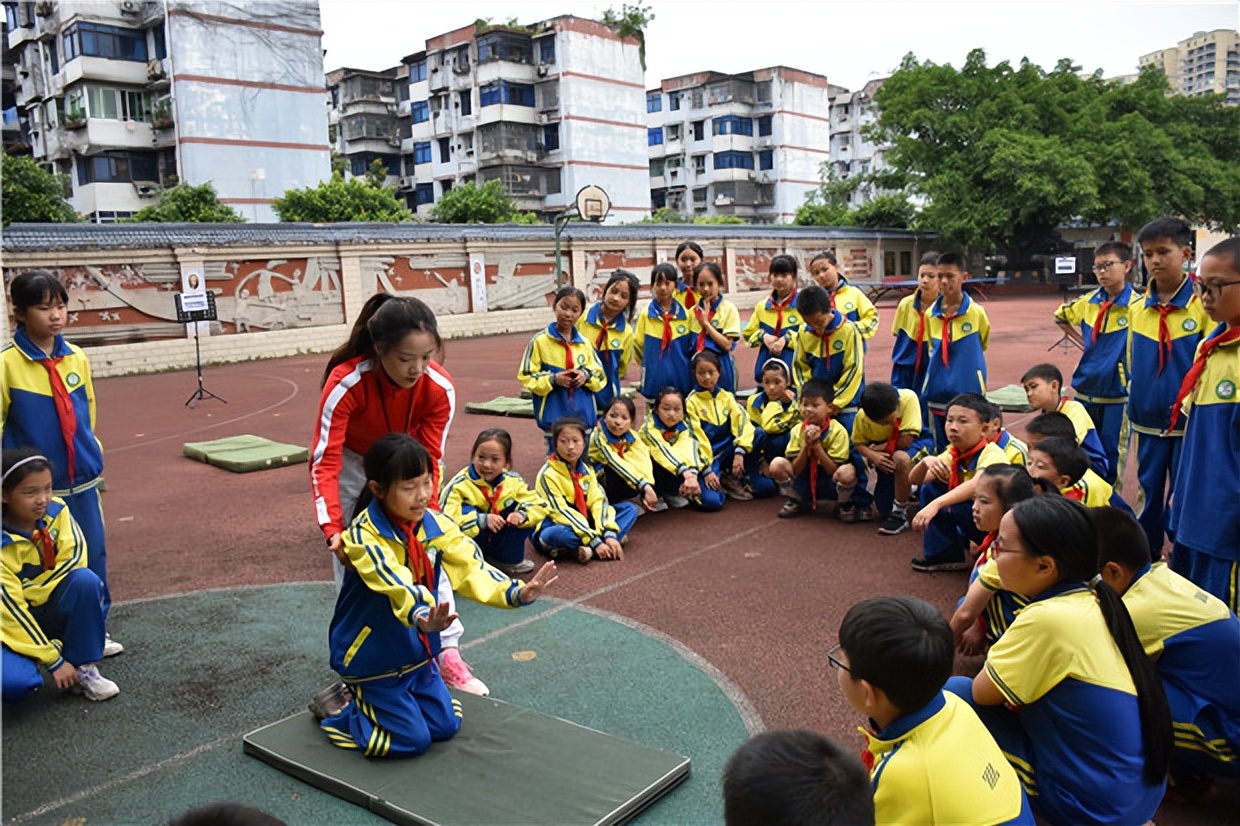 排球正面双手垫球教案(阳光体育 魅力课堂——宜宾市翠屏区小学校第四片区开展体育教师现场展评课活动)