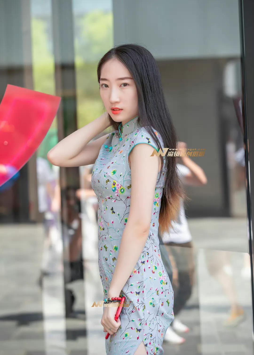 穿搭美图｜街拍古风碎花旗袍装穿搭的高挑气质御姐