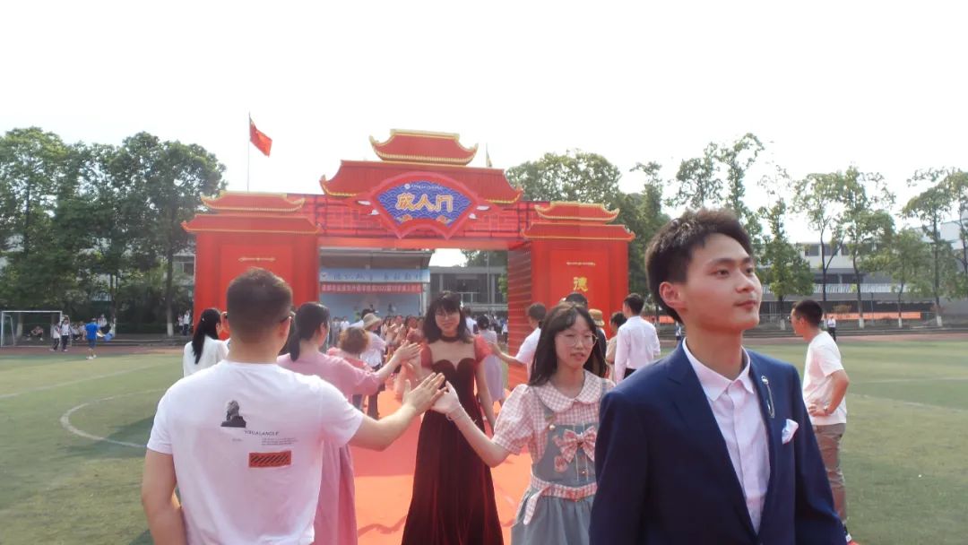 意义非凡！18岁与20岁的青春对话，成都盐外新阶段，学子的新起航