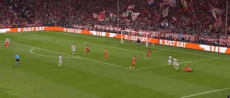 巴塞罗那vs拜仁慕尼黑（欧冠-卢卡斯萨内建功 莱万面对旧主失良机 拜仁2-0力克巴萨两战全胜）