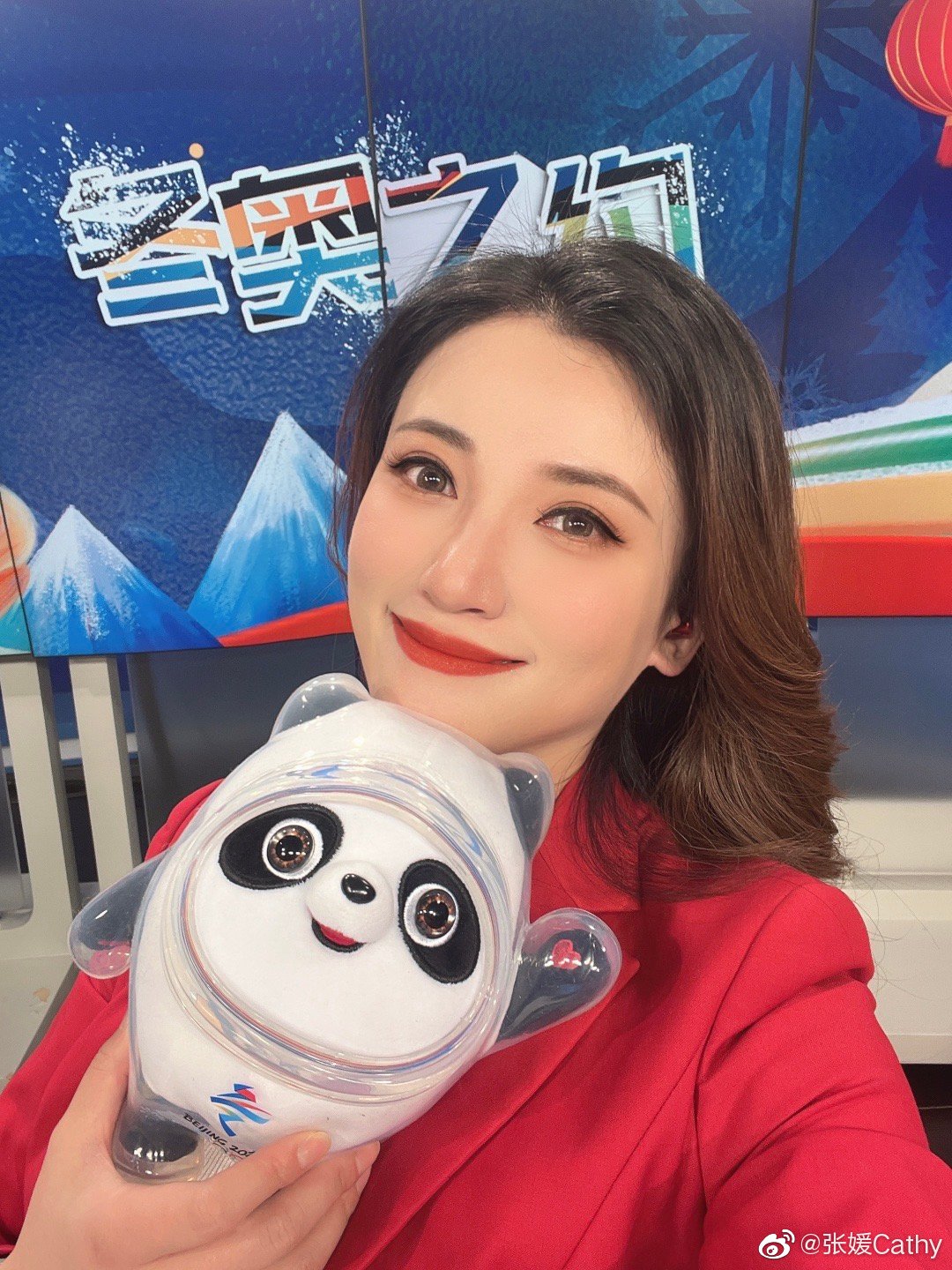 以短裙 逆天长腿著称的广东体育频道美女主持群)