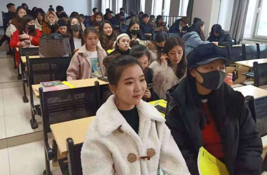 南京某高校女生，穿丝袜短裙考试引热议，学生表态：21世纪了