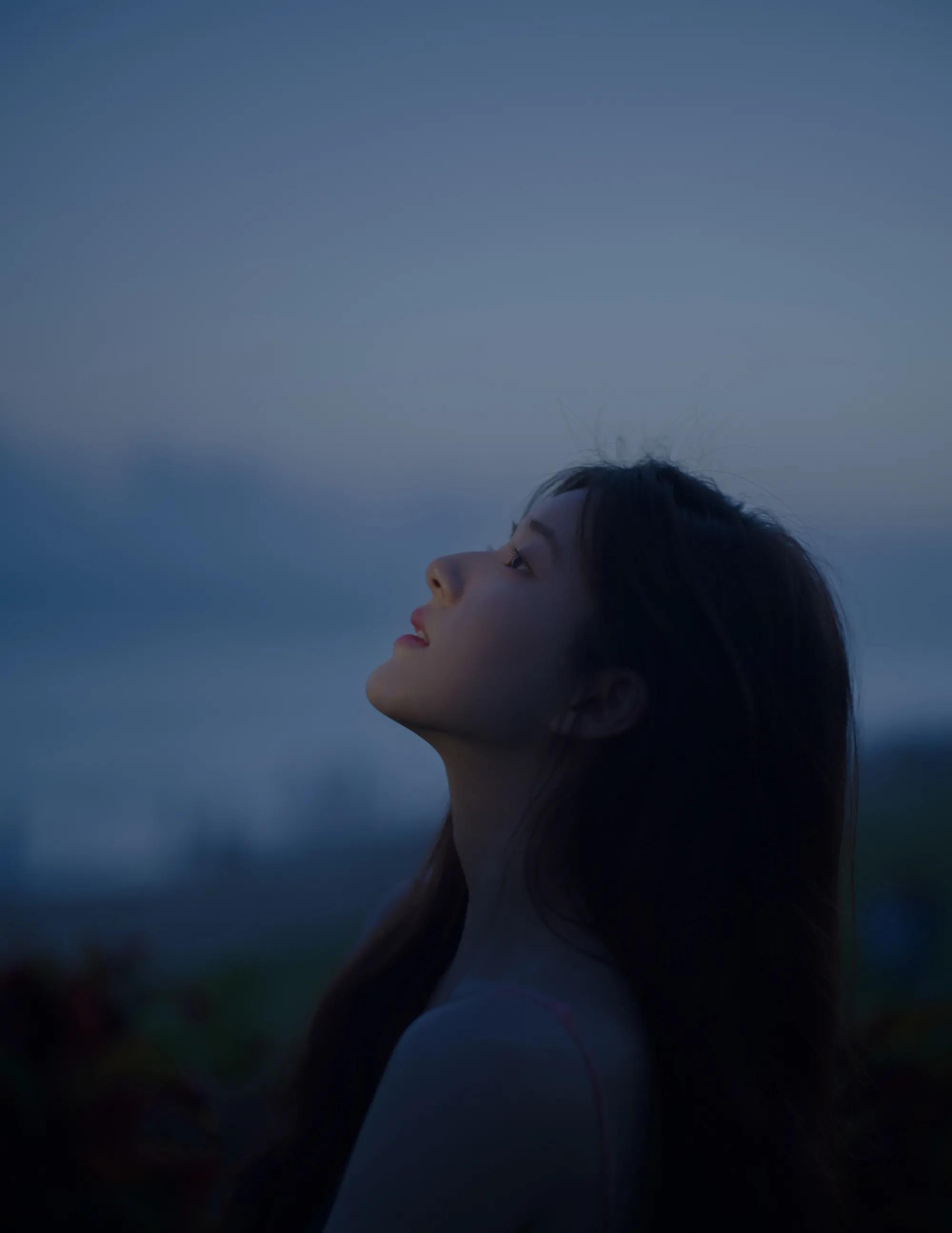 从网红成长为明星，赵露思甜美写真欣赏