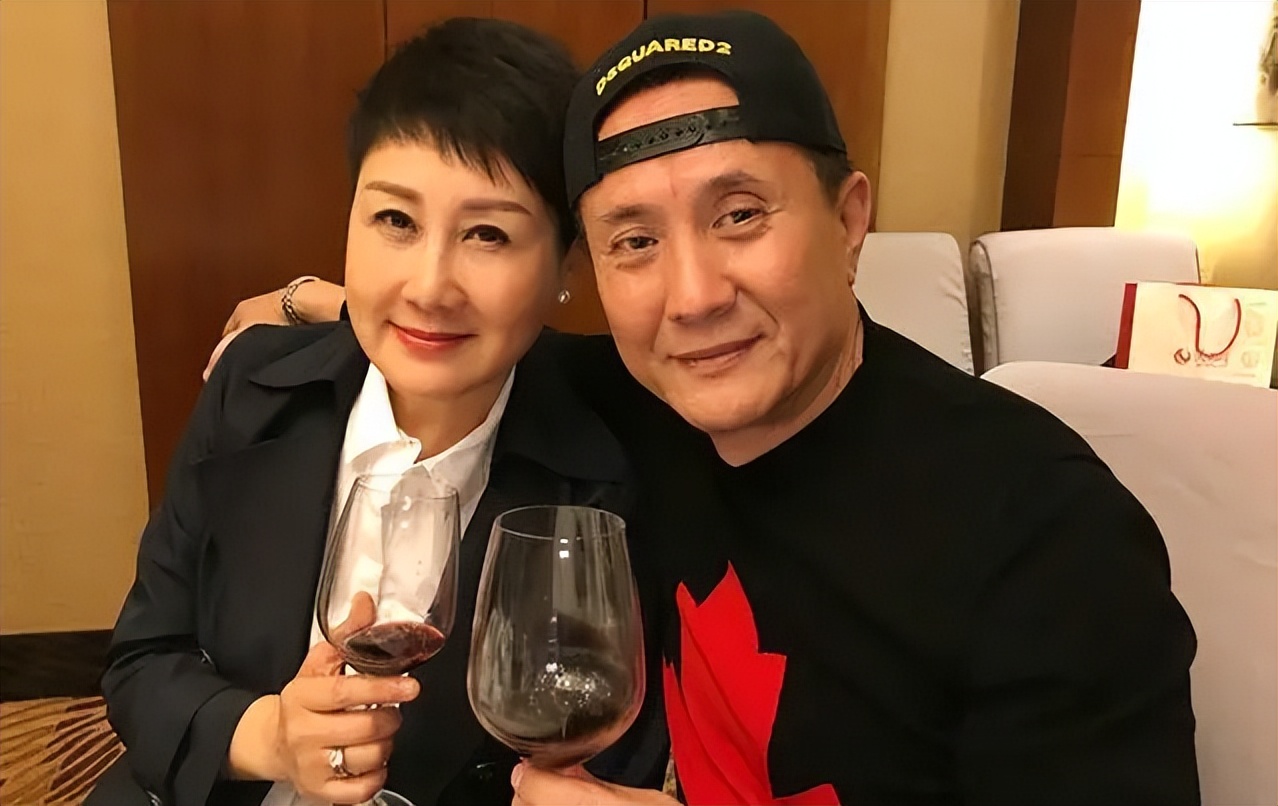 演员张凯丽:34岁嫁圈外老公,婚后生一女,如今女儿成了她的骄傲