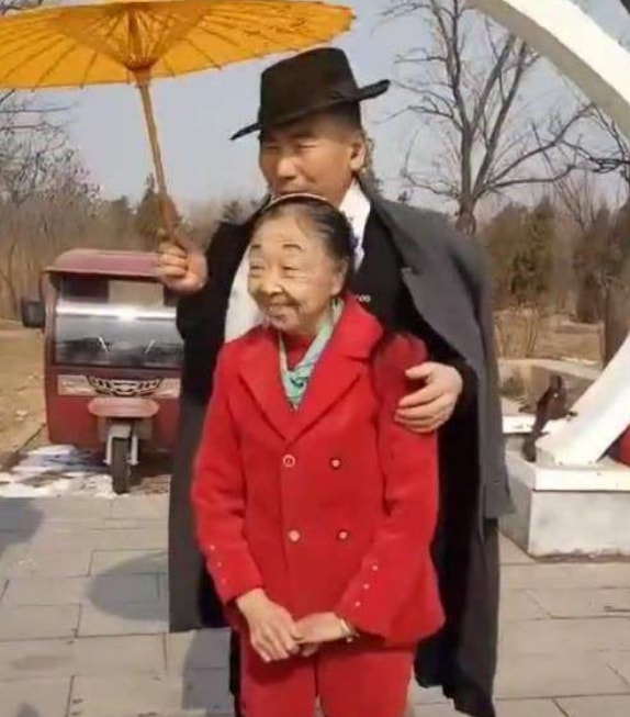 53岁的李玉成曾跟马玉琴提离婚，只因对方无法生育，网友：真可笑
