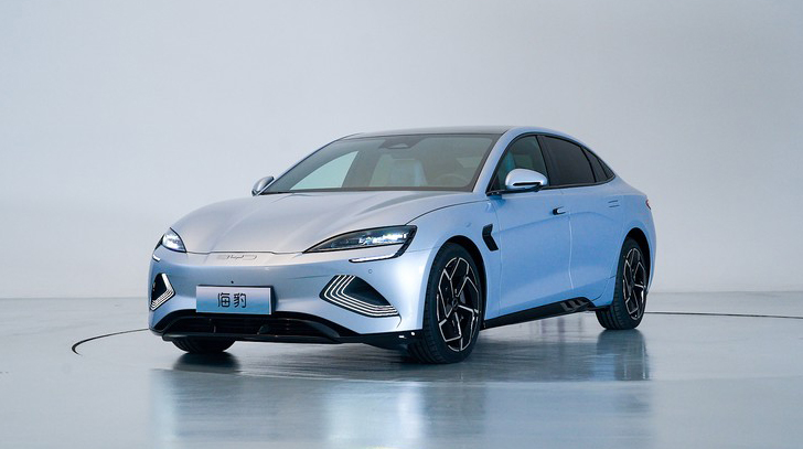 对标Model 3，3.8s破百，续航700KM，比亚迪海豹香不香？