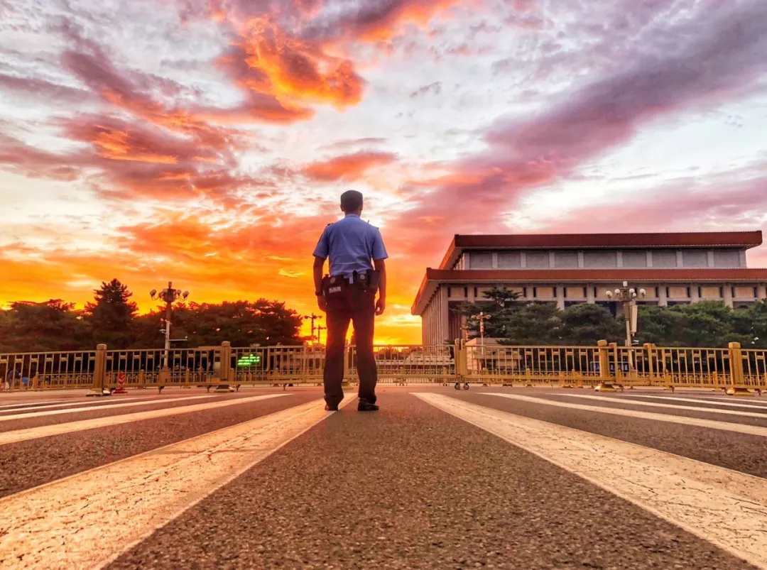 背影无法忘怀今天就让我们带你走进从警生涯中的不同阶段一起来看属于
