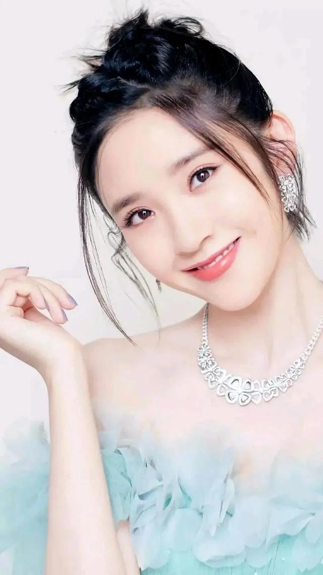 梨涡女孩唐艺昕，笑容甜美人见人爱