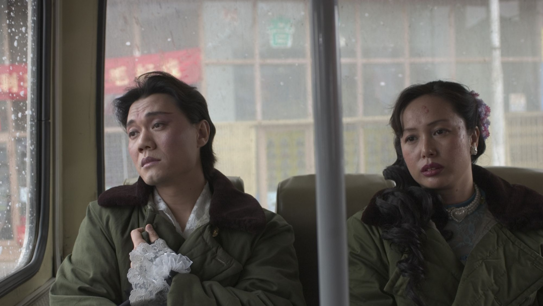 胡金泉为了证明自己是真男人,扯烂了女学生的衣服,而后,仿佛心中的