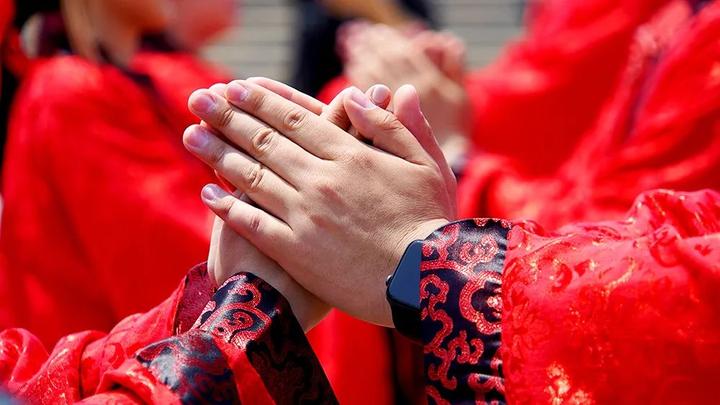 庄重绽放国潮魅力新人缓缓走上红毯,三揖之礼,合卺礼,佩授礼,执手礼