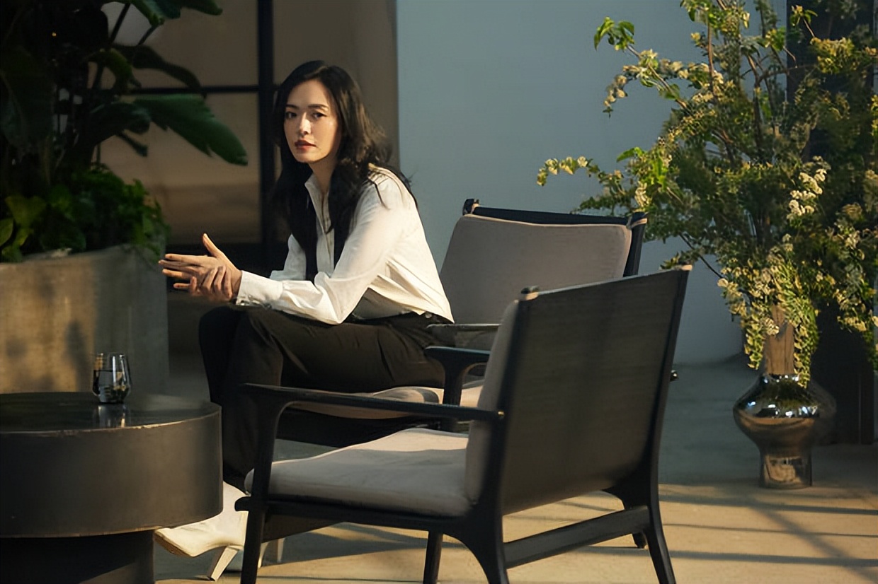 姚晨身穿白衬衫知性优雅 长发微卷笑颜满满暖意