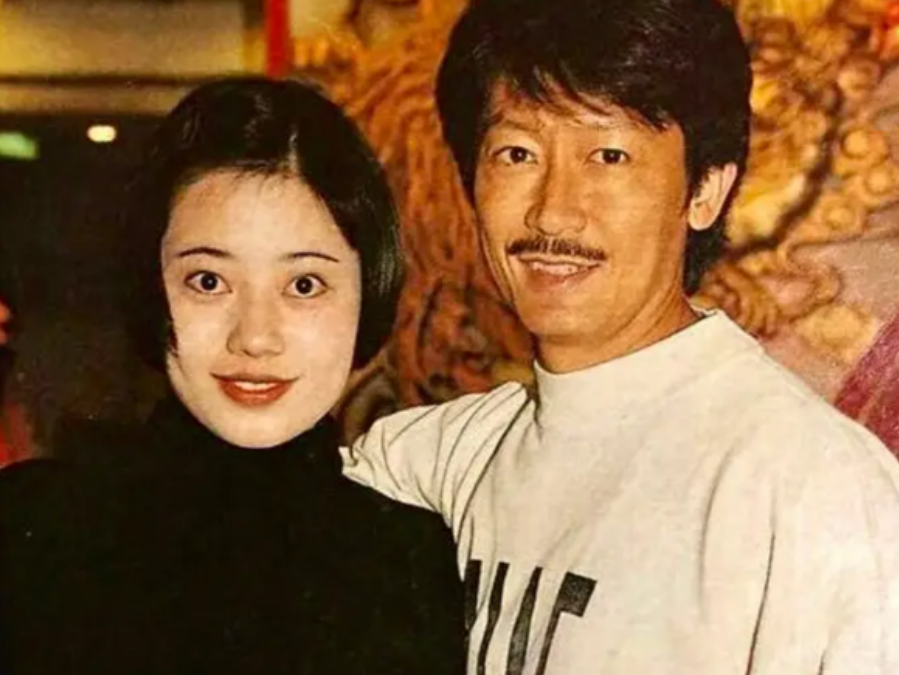 “港片奇才”陈勋奇开跑车，胸前戴超大吊坠，因患癌颈部皮肤松弛