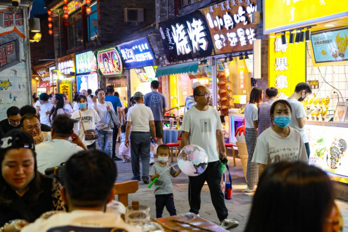 持续增强夜间消费活力，不同业态布局扮靓夜经济