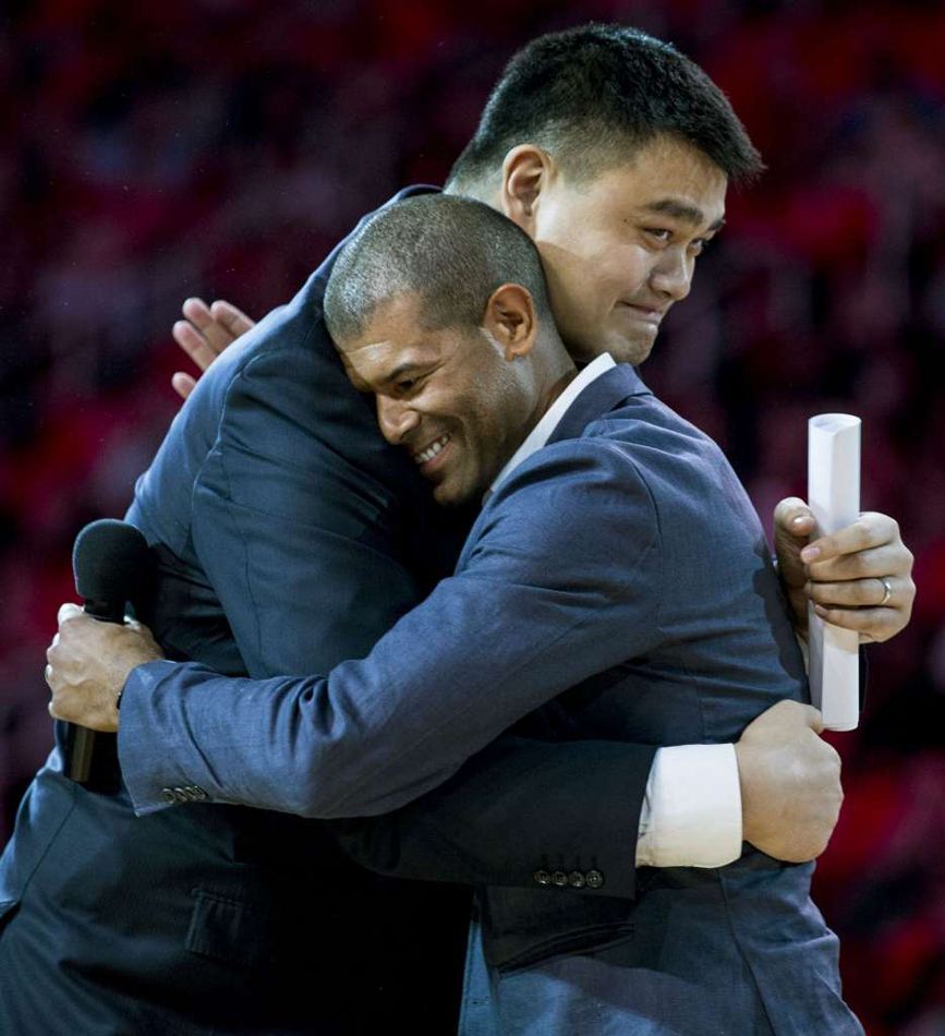 姚明 去nba 为什么受阻(当年面对湖人招募，姚明为何选择麦迪拒绝科比？禅师至今仍很迷惑)