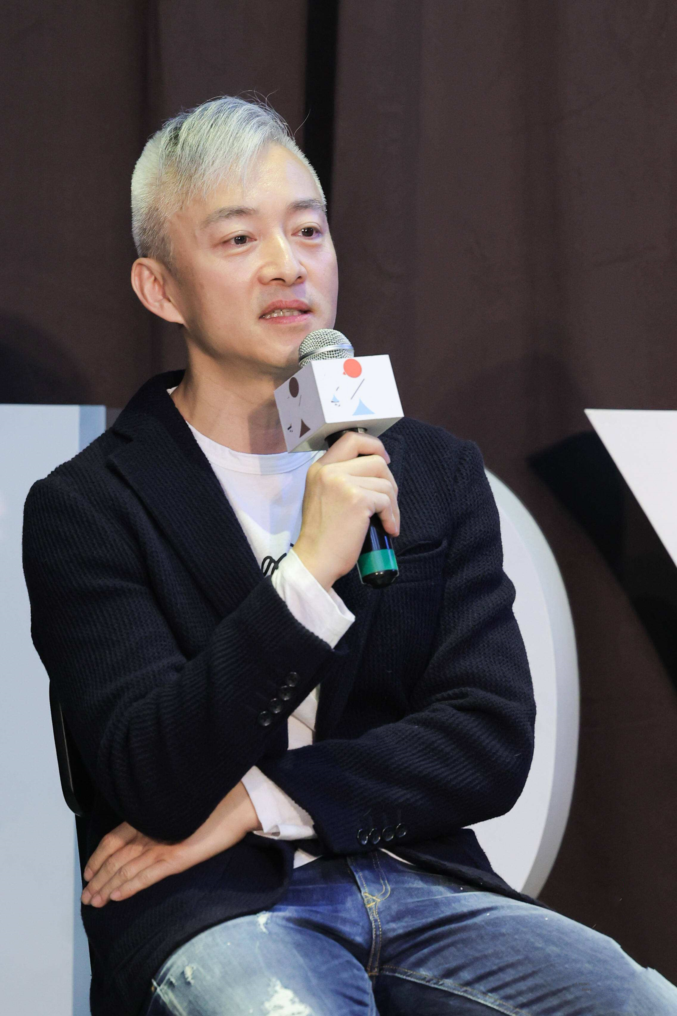 虽然亚宁不再做主持人,离开了聚光灯,但他的动态和感情生活一直备受