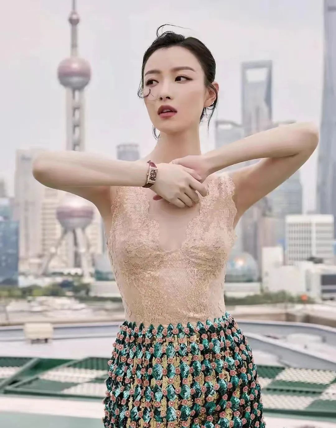 内衣外穿博眼球?小明星求火就算了,大咖章子怡,巩俐怎么都这样