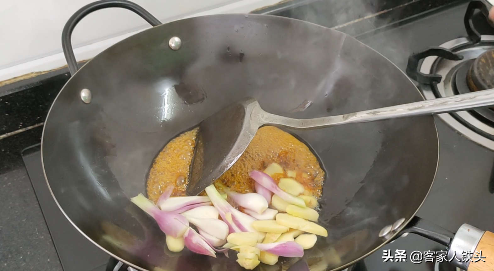 2斤五花肉，垫个竹网放入锅中，出锅软糯好吃又好看，做法很简单