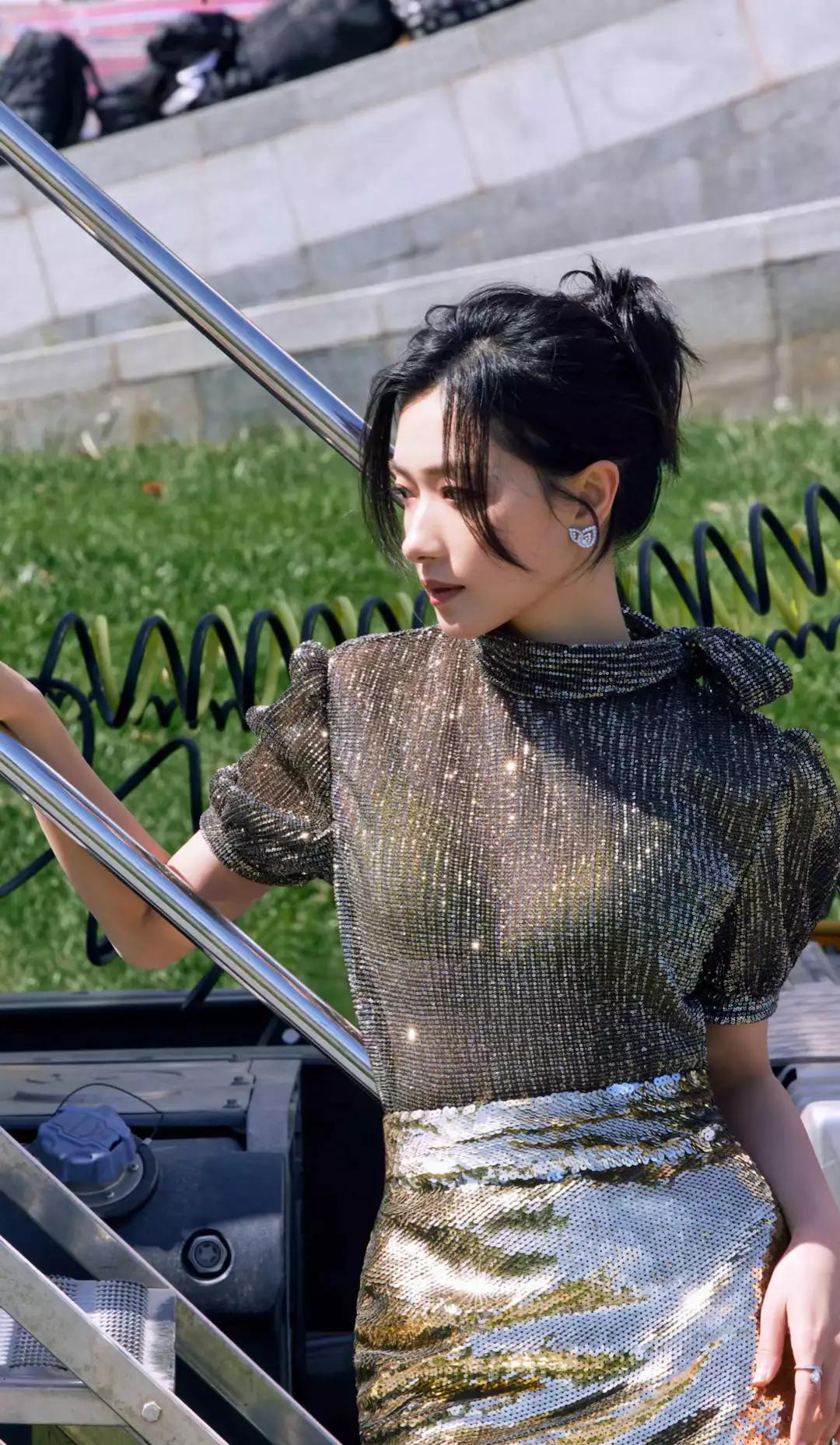 明星俏佳人：万茜最新各种穿搭，漂亮时尚，魅力无限