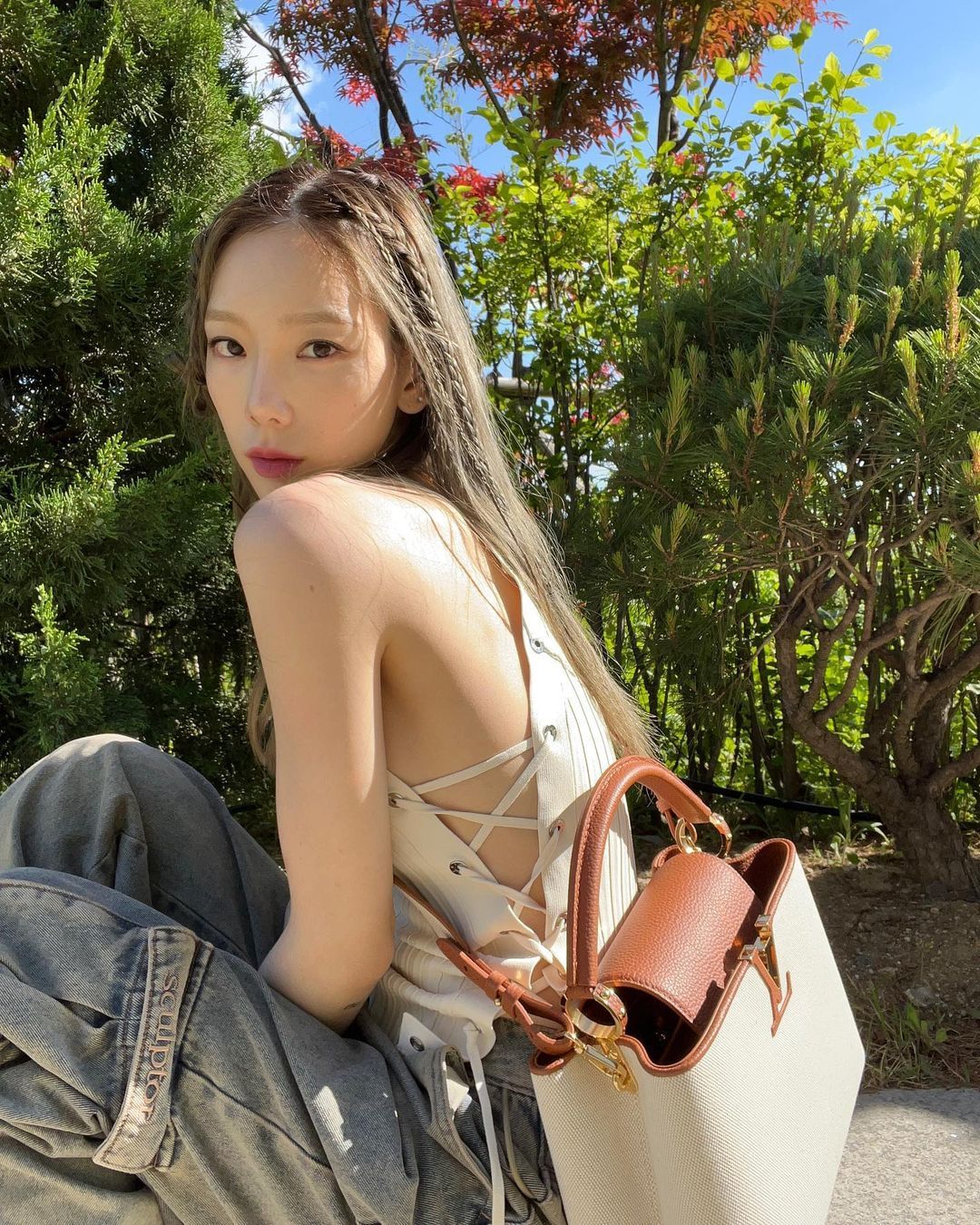 增加了泰妍的性感,侧身姿势的泰妍,秀出她妖娆的身材和纤细的手臂,将