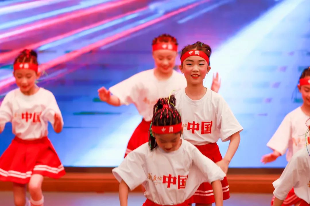 华阳实小举行“童星耀五月·艺术绽花开”群舞比赛（三四年级）