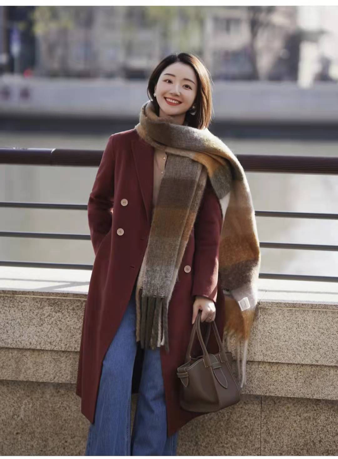 可可色(女人穿什么颜色的大衣最有气质)