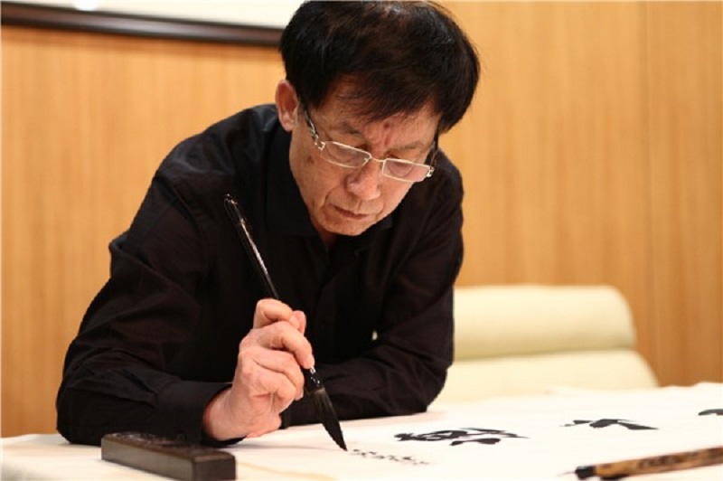 副教授易中天为何离开武汉大学？他接受采访说：武汉天气不好