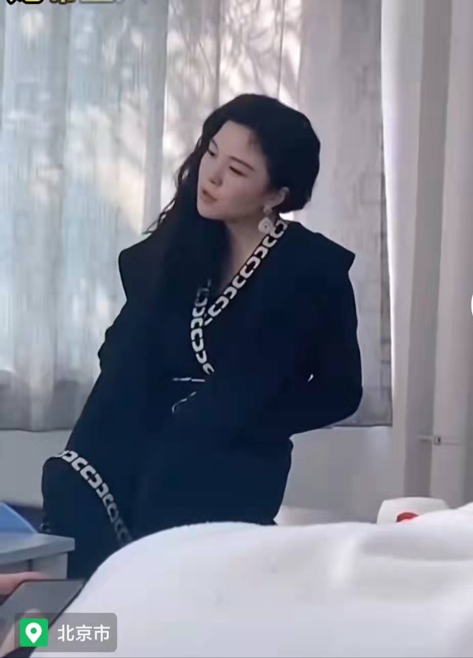 成都高校西语老师被学生抓拍走红，为何外语老师打扮更时尚亮眼？